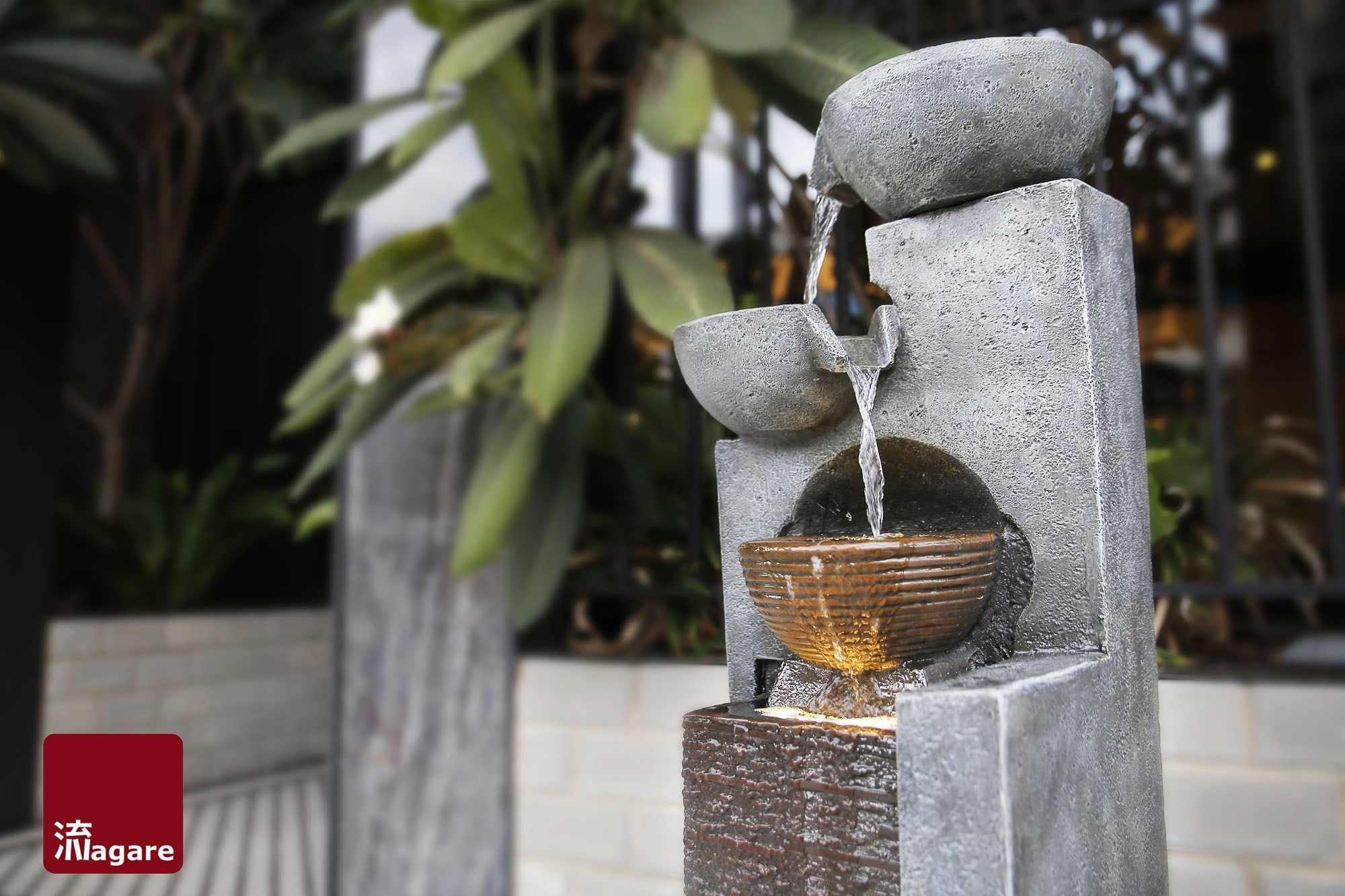 Awe your guests with this impressive floor standing unit that is a true reflection of grace and sophistication. A golden copper centre encased in grey polished stone finish with 3 alternating bowls of cascading waters.