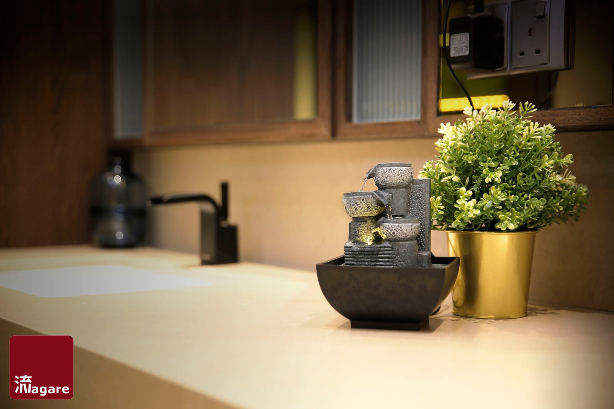 Inspired by the classic favourite CASCADE, its mini counterpart retains its signature design but in a much more compact size. Perfect for every spot in your home.