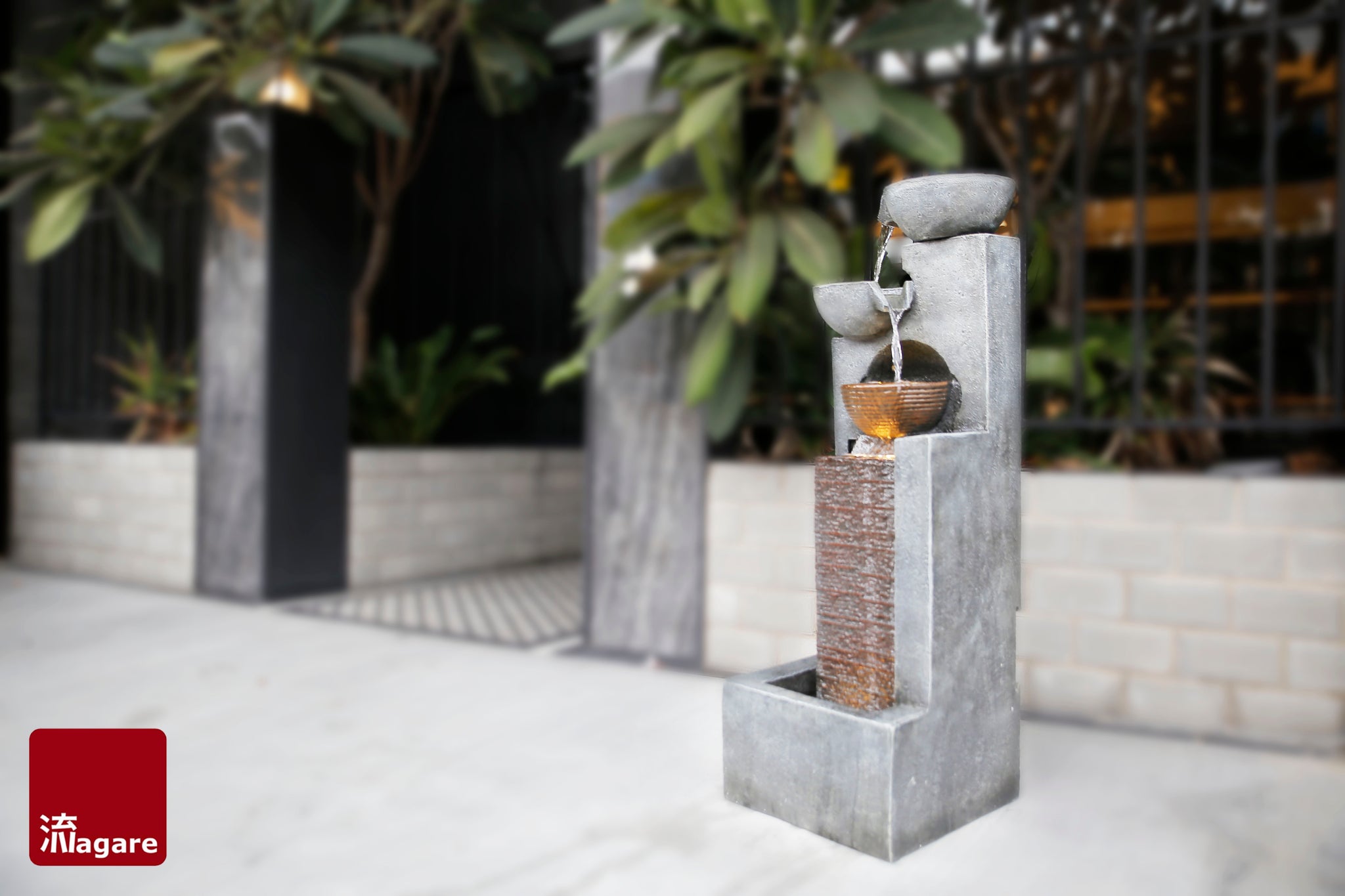 Awe your guests with this impressive floor standing unit that is a true reflection of grace and sophistication. A golden copper centre encased in grey polished stone finish with 3 alternating bowls of cascading waters.
